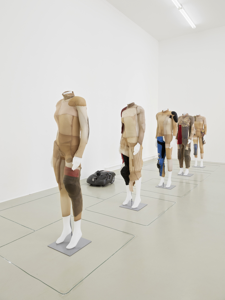 Alexandra Bircken »New Model Army 1–5«, 2016 installation view at Kunstverein Hannover 2016 Courtesy BQ, Berlin, and Herald St, London Photo: Raimund Zakowski